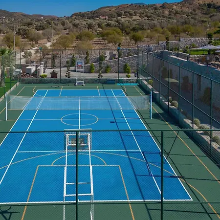 Neveda Mit Tennis Und Basketballplatz