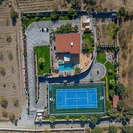 Neveda Mit Tennis Und Basketballplatz Datca