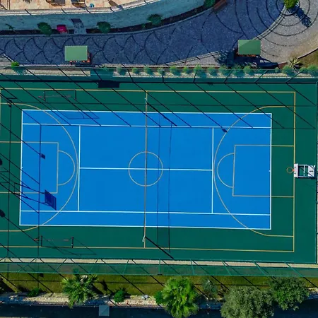 Neveda Mit Tennis Und Basketballplatz Datca