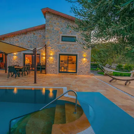 Villa Neveda Mit Tennis Und Basketballplatz *